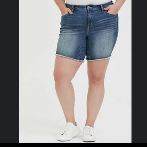 Torrid Bermuda Jean Short, Size 26, Medium Wash
